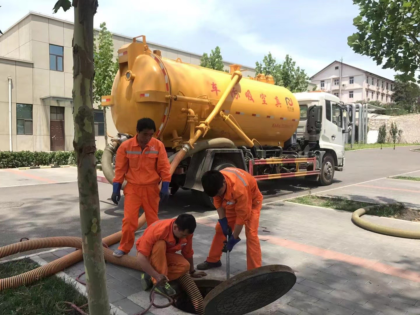 安顺管道疏通车停在窨井附近